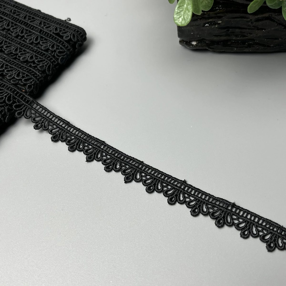 Teardrop Petal Ladder-Edge Milky Lace Black