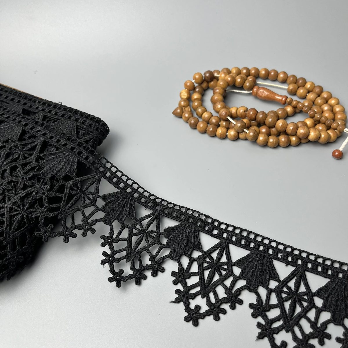 Fan Leaf Drop Milky Lace Black
