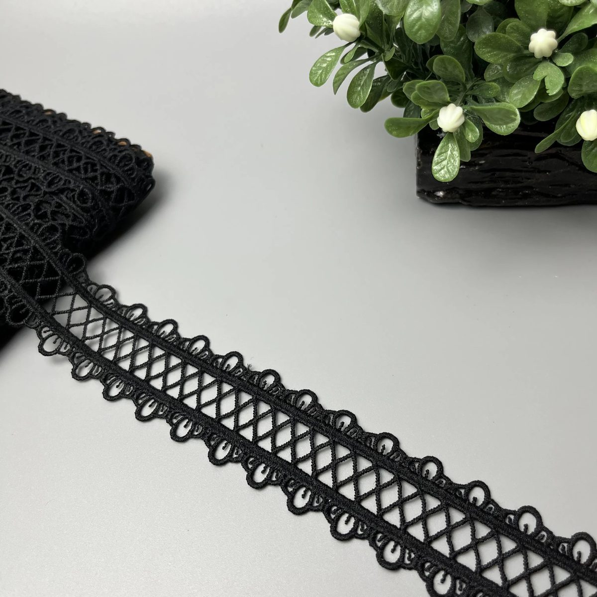Diamond Lattice Loop-Edge Milky Centre Lace Black