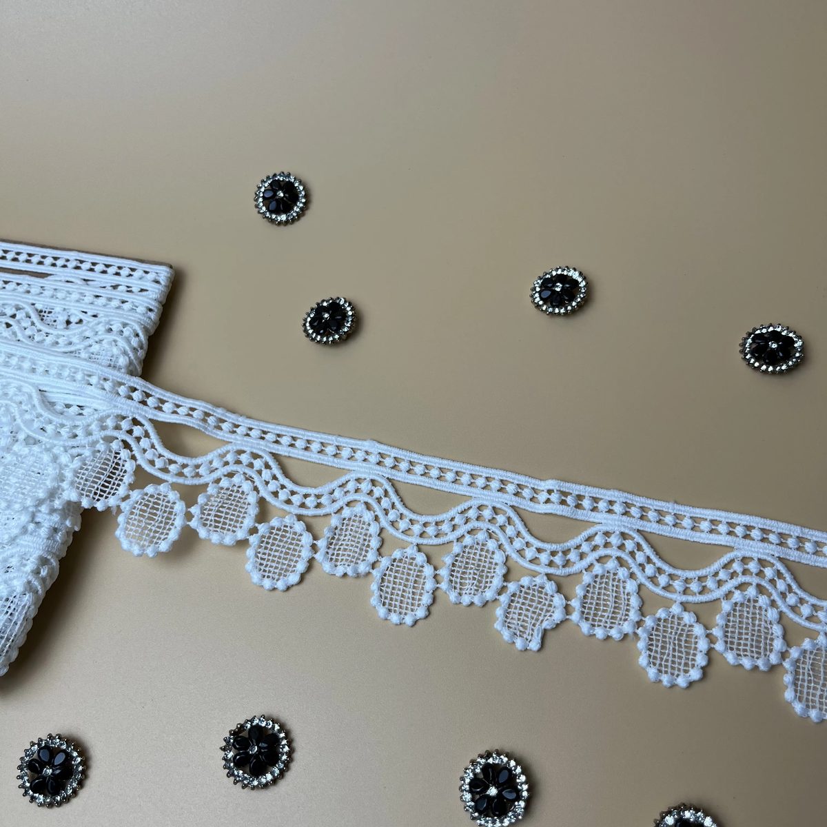 White Oval Mesh Drop Milky Lace White