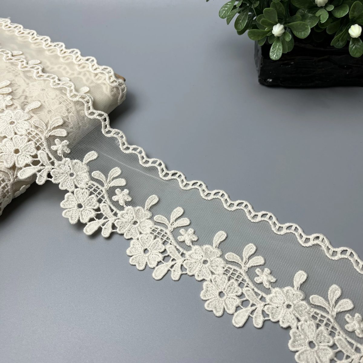 Daisy Sprig Wavy Edge Organza Net Lace White