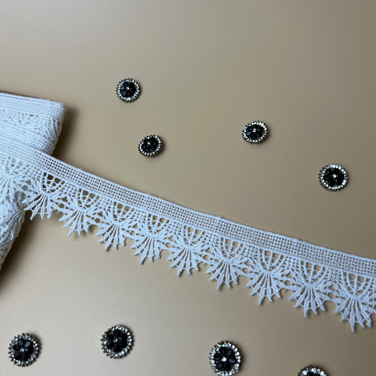 White Palm Fan Fringe Milky Lace White