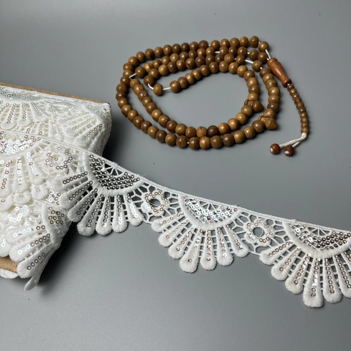 White Shell Fan Milky Sitara Lace White